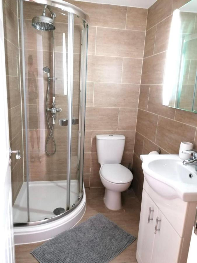 6 Bed House 3 Bathrooms Good Transport Links To London, Free Parking Exterior foto
