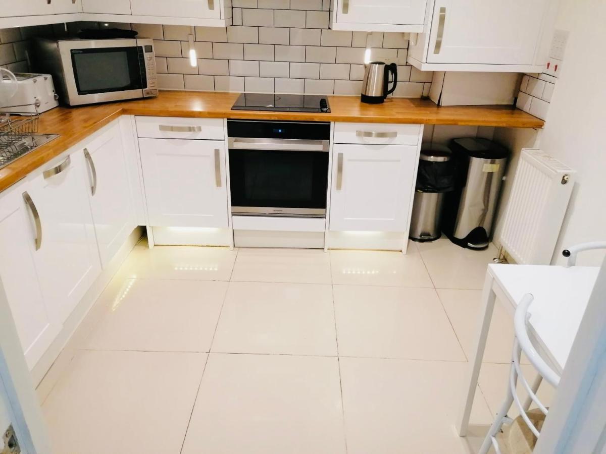 6 Bed House 3 Bathrooms Good Transport Links To London, Free Parking Exterior foto