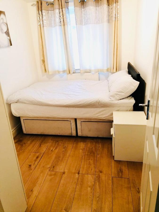 6 Bed House 3 Bathrooms Good Transport Links To London, Free Parking Exterior foto