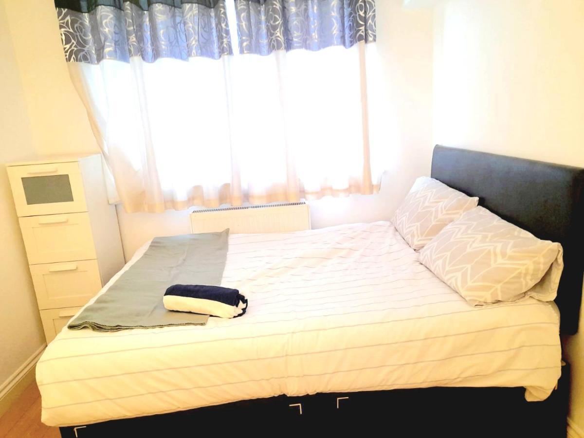 6 Bed House 3 Bathrooms Good Transport Links To London, Free Parking Exterior foto
